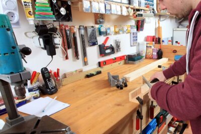 Tipps für eine sichere Hobbywerkstatt - Damit das Basteln in einer Hobbywerkstatt Freude macht, sollte von der kleinsten Schraube bis zur größten Maschine alles seinen sicheren Platz haben.