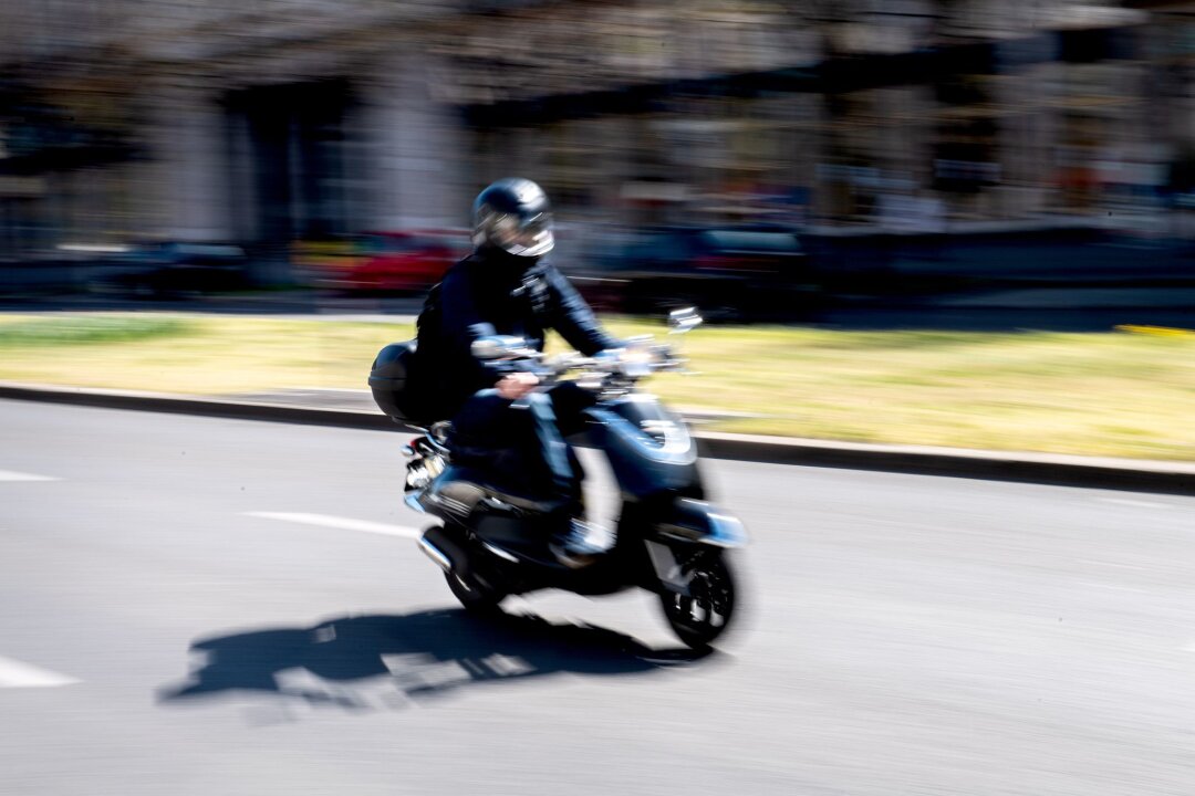 Tipps für junge Fahrer: Sicher mit dem Motorroller unterwegs - Roller sind flotte Gefährten. Daher sind auch auf Modellen, die bis 45 km/h schnell werden, schützende Schuhe und weitere Schutzkleidung ratsam.