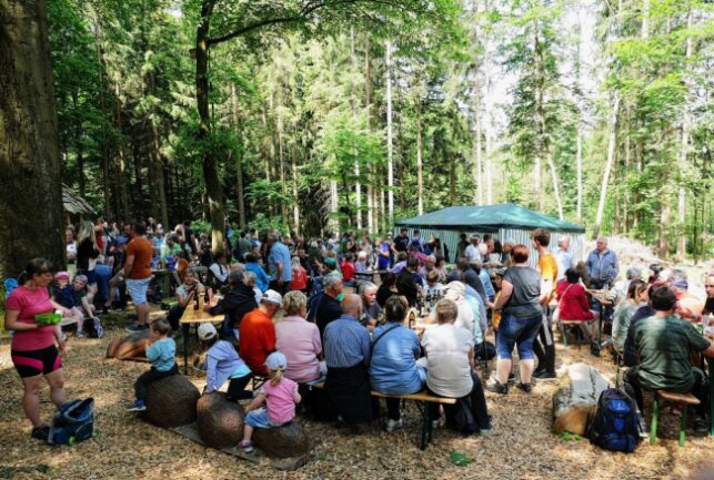 Tischelfest lockt Hunderte Besucher in den erzgebirgischen Abtwald - Der Andrang an den Tischen und Verpflegungsständen war enorm. Foto: Andreas Bauer
