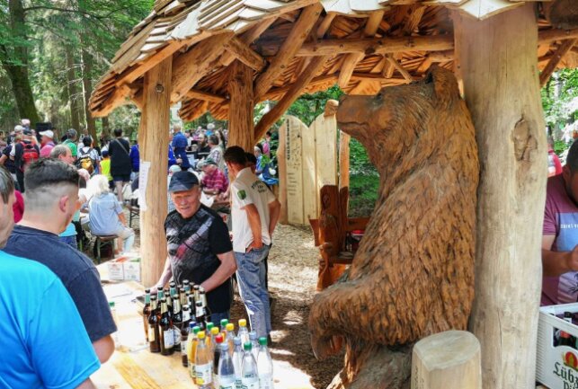 Tischelfest lockt Hunderte Besucher in den erzgebirgischen Abtwald - Der Getränkeausschank befand sich in der neuen Schutzhütte, über die ein großer Bär wacht. Foto: Andreas Bauer