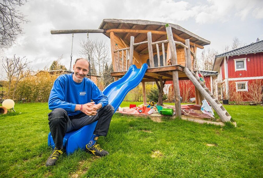 Tischler: "Jedes Baumhaus ist ein Unikat" - Tischler Axel Bayer mit einem selbstgebauten Baumhaus. Foto: ERZ-Foto/Georg Ulrich Dostmann