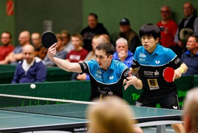 Tischtennis-Spektakel auf dem Pfaffenberg - Hermann Mühlbach und Kazuki Yoshiyama bei ihrem Doppelsieg. Foto: Markus Pfeifer