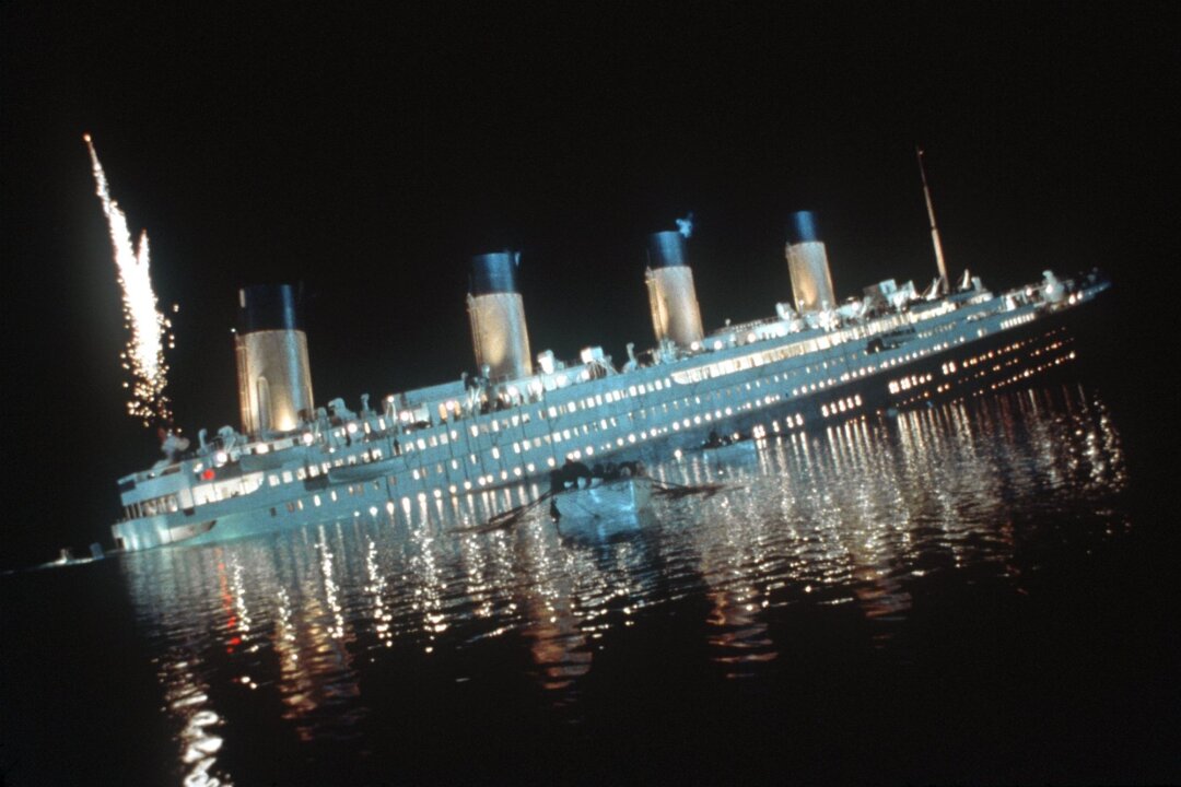 "Titanic"-Holzplatte für hohe Summe versteigert - Der Untergang des Luxusliners "Titanic" im Film von Regisseur James Cameron.