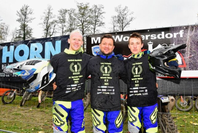Teamchef Marcus Kehr (Bildmitte) mit seinem Erfolgsduo (Hamish Macdonald (li.) und Luca Fischeder (re.). Foto: Thorsten Horn