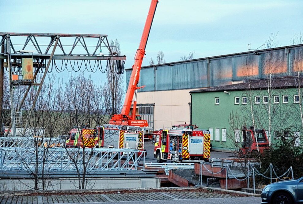 Tödlicher Arbeitsunfall in Mühlau -  Ein Arbeiter stürzte durch das Dach einer Lagerhalle und stirbt. Foto: Harry Härtel
