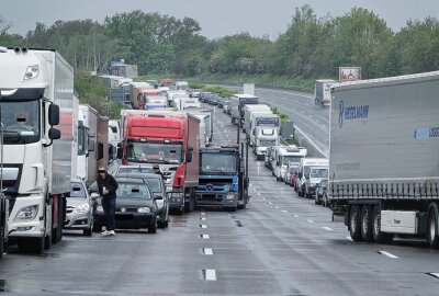 Tödlicher Auffahrunfall auf der A4 bei Siebenlehn - Auffahrunfall auf der A4. Foto: Roland Halkasch