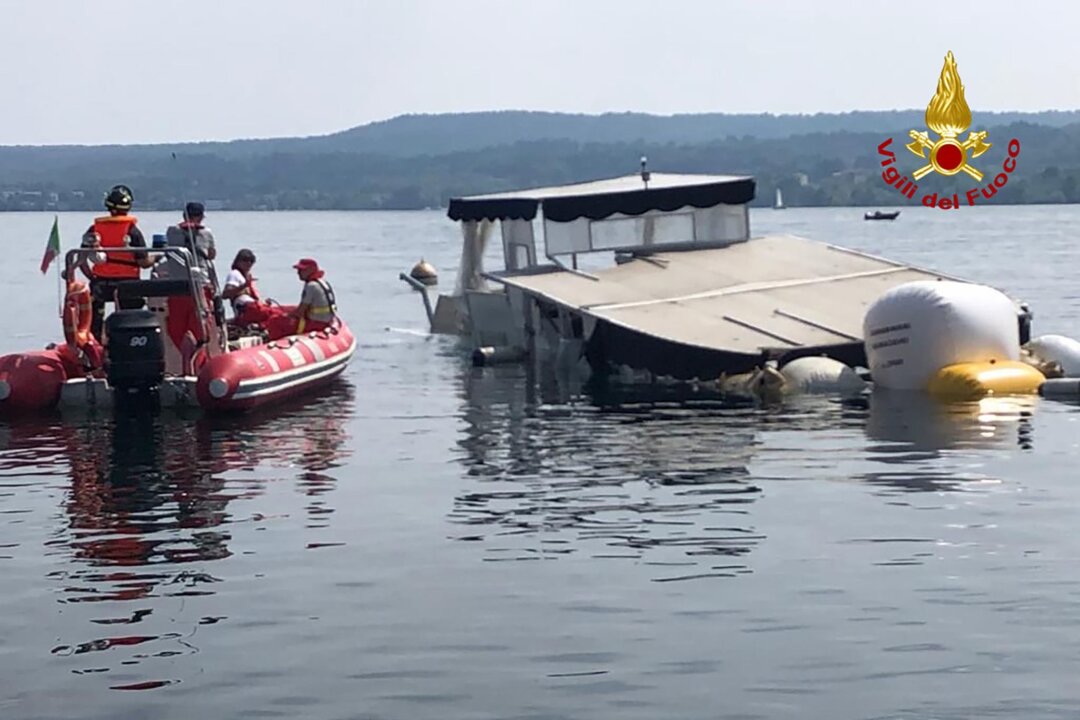 Tödlicher Bootsausflug: Geheimdienstler im Einsatz - Einsatzkräfte der Feuerwehr holen am 30. Mai 2023 das gesunkene Boot auf dem Lago Maggiore mit Ballons an die Oberfläche.