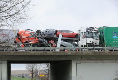 Tödlicher Crash auf der A 14: LKW kollidieren am Stauende - Die Autobahn ist derzeit in Richtung Nossen gesperrt. Foto: Roland Halkasch