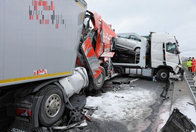 Tödlicher Crash auf der A 14: LKW kollidieren am Stauende - Die Autobahn ist derzeit in Richtung Nossen gesperrt. Foto: Roland Halkasch
