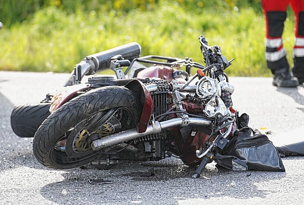 Tödlicher Crash auf S111: Biker erliegt im Krankenhaus seinen Verletzungen - Am Montagnachmittag kam es auf der S111 zu einem schweren Unfall. Foto: LausitzNews.de / Jens Kaczmarek