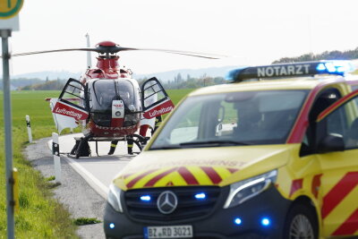 Tödlicher Crash auf S111: Biker erliegt im Krankenhaus seinen Verletzungen - Bei dem Unfall kollidierten am Abzweig Baschütz ein Motorrad mit einem Opel Astra. Foto:  LausitzNews.de / Jens Kaczmarek