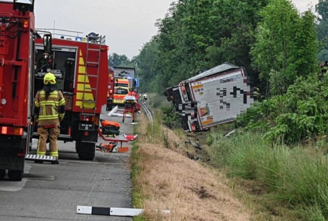 Tödlicher LKW-Unfall auf A14: Fahrer unter Sattelzug begraben - Auf der A14 kam es zwischen Döbeln-Ost und Nossen-Nord zu einem tödlichen Unfall. Foto: LausitzNews.de