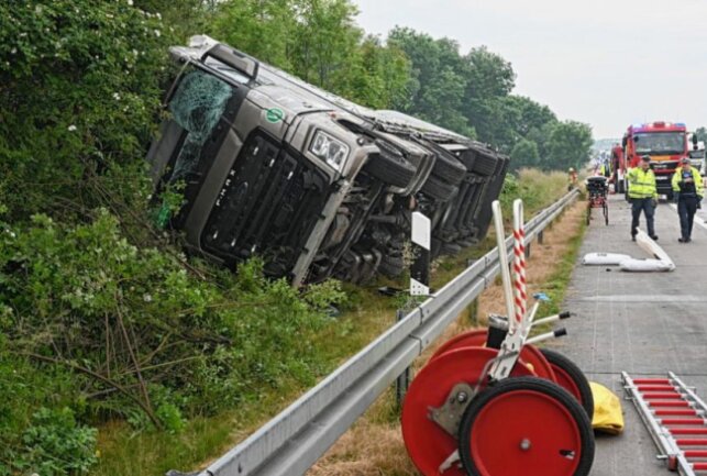 Tödlicher LKW-Unfall auf A14: Fahrer unter Sattelzug begraben - Auf der A14 kam es zwischen Döbeln-Ost und Nossen-Nord zu einem tödlichen Unfall. Foto: LausitzNews.de