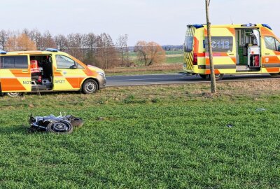 Tödlicher Motorradunfall in Sachsen: 20-Jähriger stirbt an Unfallstelle - Tödlicher Unfall auf Kreisstraße: 20-Jähriger erliegt schweren Verletzungen. Foto: Sören Müller