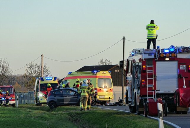 Tödlicher Motorradunfall zwischen Naunhof und Fuchshain - Rettungskräfte waren vor Ort. Foto: Sören Müller