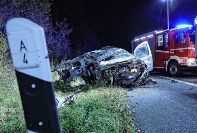 Auf der A4 kam es in der vergangenen Nacht zu einem schweren Verkehrsunfall, bei dem eine Person ihr Leben verlor. Zwei weitere wurden schwer verletzt. Foto: Roland Halkasch