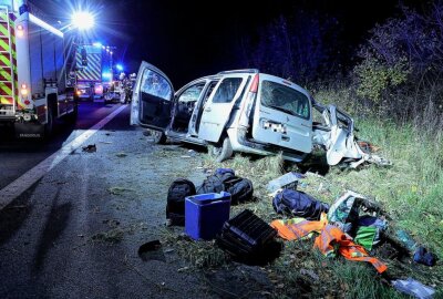 Tödlicher Unfall auf A4 bei Nossen - Auf der A4 kam es in der vergangenen Nacht zu einem schweren Verkehrsunfall, bei dem eine Person ihr Leben verlor. Zwei weitere wurden schwer verletzt. Foto: Roland Halkasch