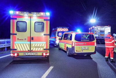 Tödlicher Unfall auf A4 bei Nossen - Auf der A4 kam es in der vergangenen Nacht zu einem schweren Verkehrsunfall, bei dem eine Person ihr Leben verlor. Zwei weitere wurden schwer verletzt. Foto: Roland Halkasch