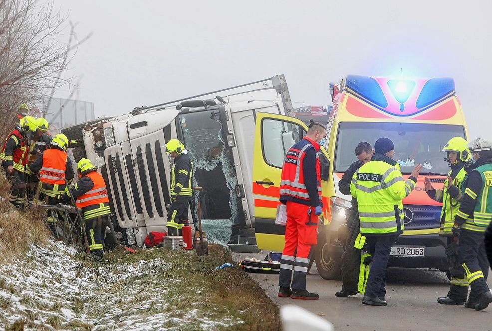 Tödlicher Unfall auf A4: LKW kippt auf Seite - Ein Polnischer LKW ist aus noch ungeklärter Ursache von der Fahrbahn abgekommen und auf der Seite liegen geblieben. Foto: Andreas Kretschel