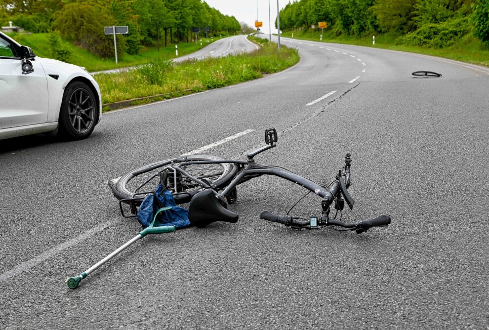 Tödlicher Unfall auf B6: Tesla erfasst Fahrradfahrer - Trotz des Tragens eines Helms wurde er so stark gegen Frontscheibe und Dach des Tesla geschleudert, dass er noch an der Unfallstelle starb. Foto: EHL Media