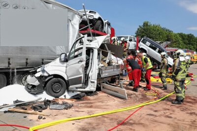 Tödlicher Unfall auf der A4 bei Wilsdruff: Drei LKW kollidieren mit Kleintransporter - Schwerer Unfall auf der A4. Foto: Roland Halkasch