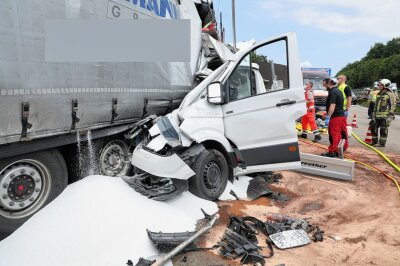 Tödlicher Unfall auf der A4 bei Wilsdruff: Drei LKW kollidieren mit Kleintransporter - Schwerer Unfall auf der A4. Foto: Roland Halkasch