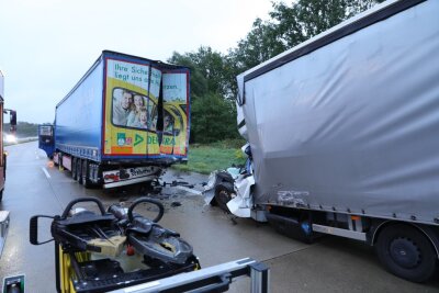 Tödlicher Unfall auf der A4: Kilometerlanger Stau in Richtung Dresden -  Es bildete sich ein kilometerlanger Stau. Die Polizei ermittelt zur Unfallursache.