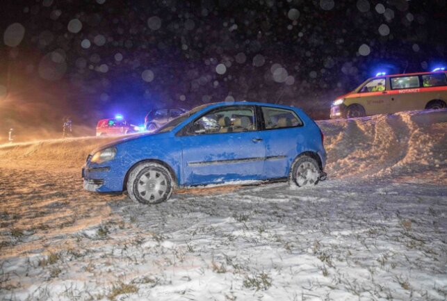 Die beiden Insassen des PKW VW Polos befanden sich zum Zeitpunkt des Unfalls am Heck des Fahrzeuges. Foto: Marcel Schlenkrich