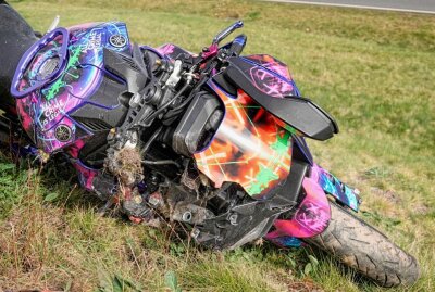 Tödlicher Unfall auf der B173n: Motorradfahrer verstirbt an der Unfallstelle - Das Motorrad schleuderte über das Feld. Foto: Harry Härtel