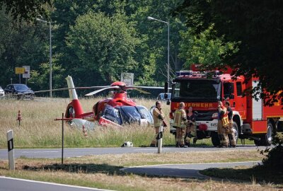 Tödlicher Unfall bei Freital: PKW kollidiert mit mehreren Bäumen - Auf der S194 kam es heute Mittag zu einem Unfall, bei dem zwei Personen verletzt wurden. Foto: Roland Halkasch
