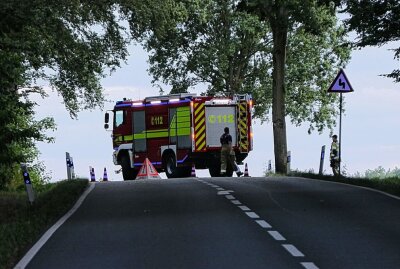 Tödlicher Unfall bei Grimma: PKW und Motorrad in Vollbrand - Bei Grimma kam es Donnerstagabend zu einem schweren Unfall. Foto: Sören Müller