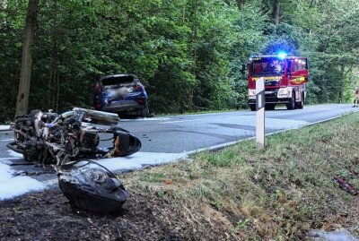 Tödlicher Unfall bei Grimma: PKW und Motorrad in Vollbrand - Bei Grimma kam es Donnerstagabend zu einem schweren Unfall. Foto: Sören Müller
