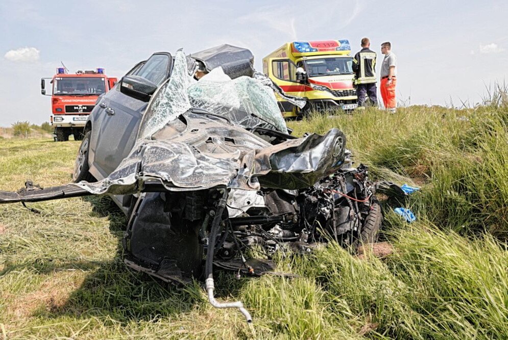 Tödlicher Unfall bei Penig: PKW kollidiert mit Tankwagen - Auf der S247 kam es heute zu einem Unfall, bei dem eine Fahrerin ums Leben kam. Foto: Harry Härtel/Haertelpress