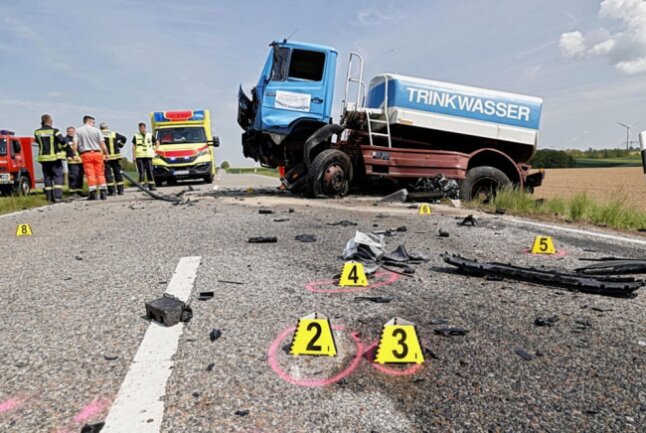 Tödlicher Unfall bei Penig: PKW kollidiert mit Tankwagen - Auf der S247 kam es heute zu einem Unfall, bei dem eine Fahrerin ums Leben kam. Foto: Harry Härtel/Haertelpress