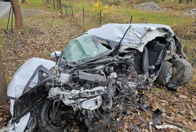 Tödlicher Unfall im Vogtland: Senior prallt mit Auto gegen Baum - Auf der B283 kam es zu einem tödlichen Unfall. Foto: Mike Müller