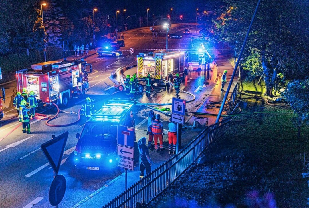 Tödlicher Unfall in Annaberg-Buchholz: PKW geriet nach mehreren Kollisionen in Vollbrand - In Annaberg-Buchholz ereignete sich ein schwerer Verkehrsunfall. Foto: Ronny Küttner