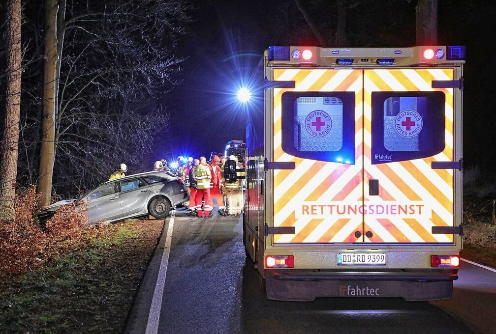 Tödlicher Unfall in Dresden: Frau in Auto eingeklemmt - In Dresden kam es zu einem tödlichen Unfall. Foto: Roland Halkasch