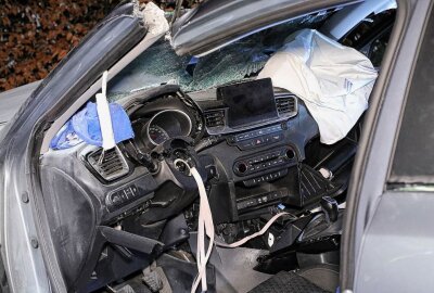 Tödlicher Unfall in Dresden: Frau in Auto eingeklemmt - In Dresden kam es zu einem tödlichen Unfall. Foto: Roland Halkasch