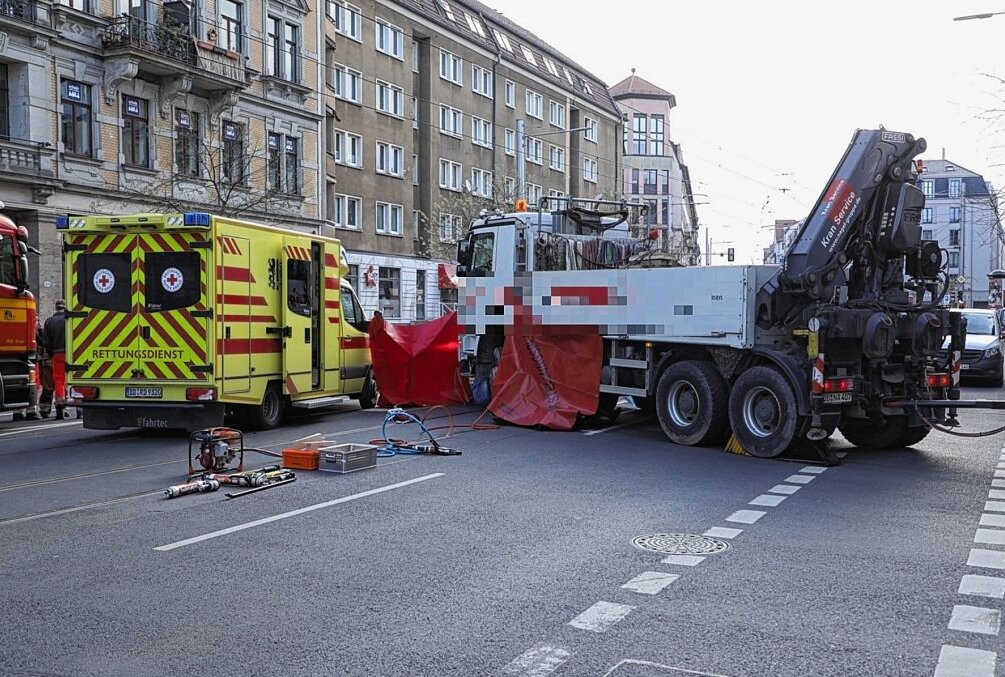 Tödlicher Unfall in Dresden: Radfahrerin von LKW überrollt - In Dresden kam es zu einem tödlichen Verkehrsunfall. Foto: Roland Halkasch