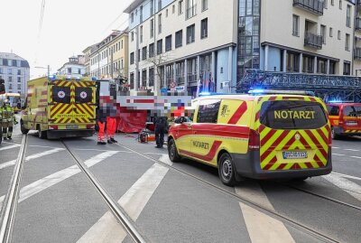 Tödlicher Unfall in Dresden: Radfahrerin von LKW überrollt - In Dresden kam es zu einem tödlichen Verkehrsunfall. Foto: Roland Halkasch