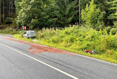 Tödlicher Unfall in Johanngeorgenstadt: Motorradfahrer kollidiert mit PKW - Auf nasser Fahrbahn rutschte der Motorradfahrer unter einen entgegenkommenden PKW. Foto: Daniel Unger