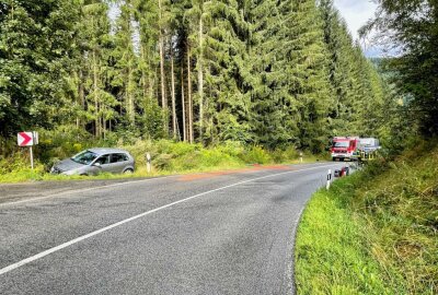 Tödlicher Unfall in Johanngeorgenstadt: Motorradfahrer kollidiert mit PKW - Die Feuerwehr war mit 12 Einsatzkräften vor Ort. Foto: Daniel Unger
