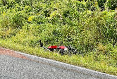 Tödlicher Unfall in Johanngeorgenstadt: Motorradfahrer kollidiert mit PKW - Der Motorradfahrer verstarb noch an der Unfallstelle. Foto: Daniel Unger