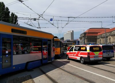 Tödlicher Unfall in Leipzig: Fußgänger von Straßenbahn erfasst - Ein Fußgänger überquerte vom Hauptbahnhof aus kommend die Gleise in südlicher Richtung und wurde dabei von einer Straßenbahn erfasst. Foto: Christian Grube