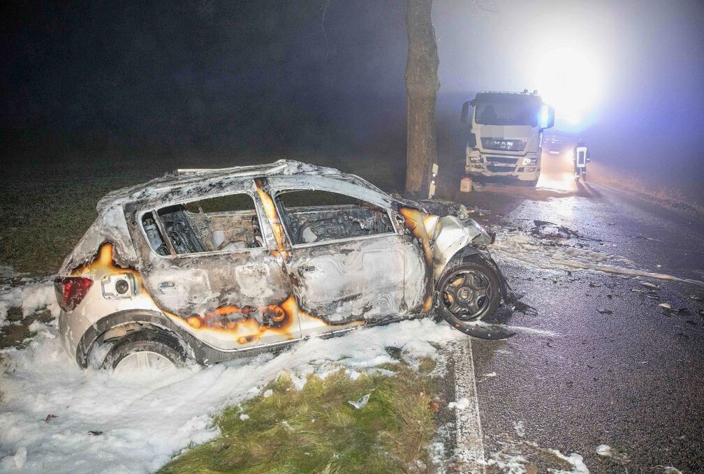 Schwerer Unfall in Oederan - Dacia kollidiert frontal mit LKW. Foto Marcel Schlenkrich