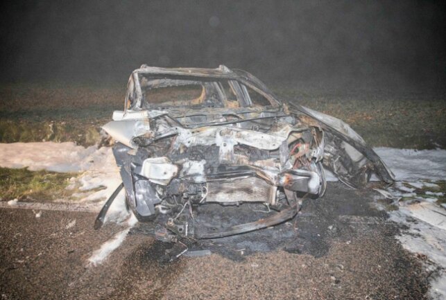 Schwerer Unfall in Oederan - Dacia kollidiert frontal mit LKW. Foto: Marcel Schlenkrich