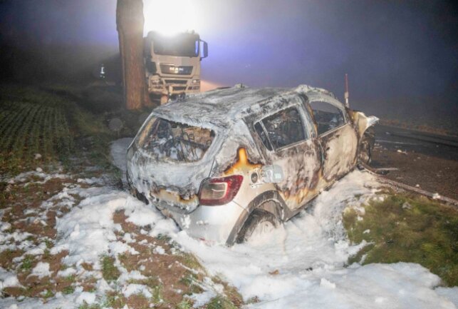 Schwerer Unfall in Oederan - Dacia kollidiert frontal mit LKW. Foto: Marcel Schlenkrich