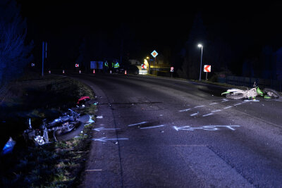 Tödlicher Unfall mit zwei Motorrädern auf Bundesstraße - Die zweite Person überlebte den Unfall nicht und verstarb noch an der Einsatzstelle. Foto: xcitepress
