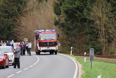 Tödlicher Verkehrsunfall am Bahnübergang im Erzgebirge: Zeugen gesucht - Am Sonntagvormittag kam es am Bahnübergang kurz vor Johanngeorgenstadt zu einem tödlichen Unfall. Foto: Niko Mutschmann