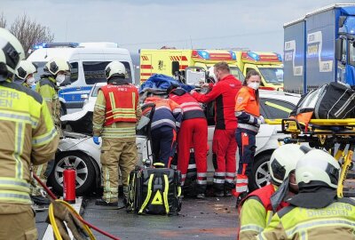 Tödlicher Verkehrsunfall auf A17 bei Dresden - Crash von LKW und PKW auf A17. Foto: Roland Halkasch
